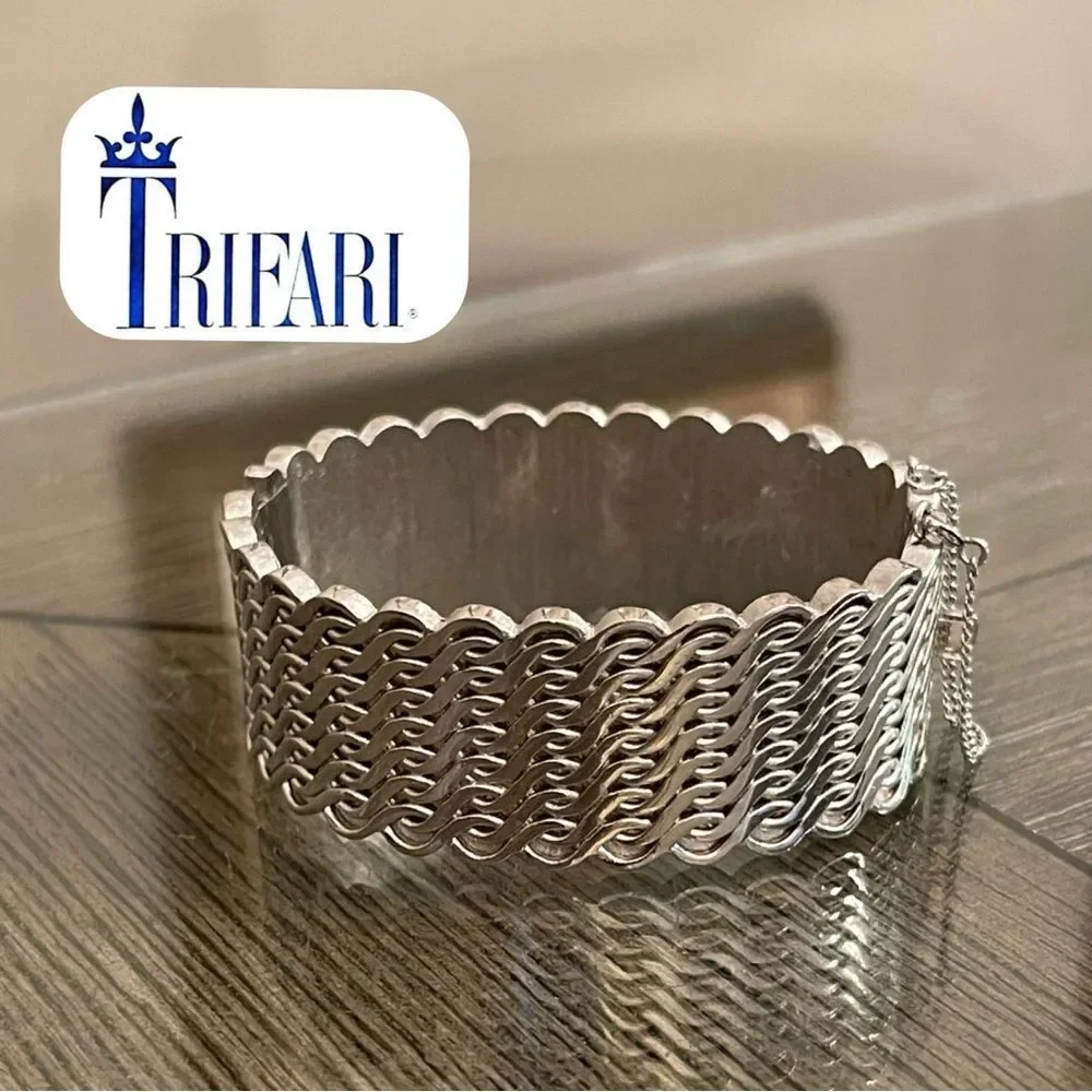 Vintage Crown TRIFARI Flattened Chain Textured Hinged Bracelet with Safety Chain